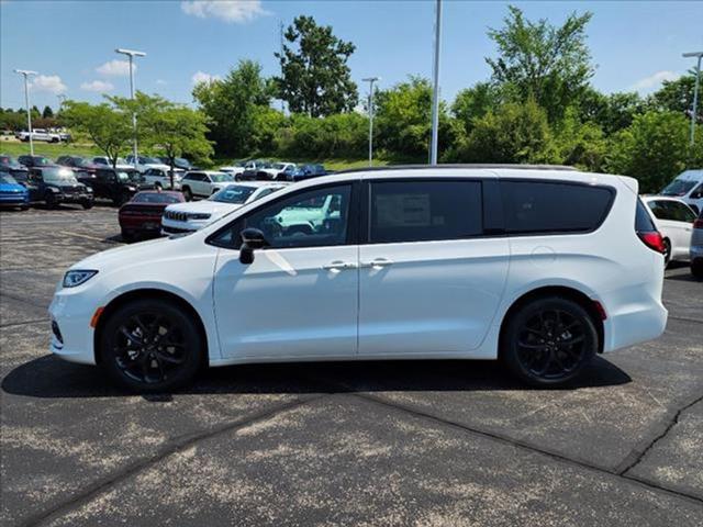 new 2024 Chrysler Pacifica car, priced at $39,613