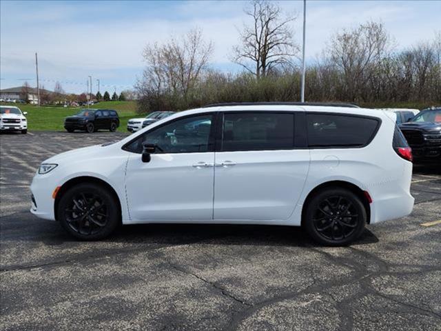 new 2024 Chrysler Pacifica car, priced at $40,582