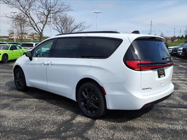 new 2024 Chrysler Pacifica car, priced at $40,582