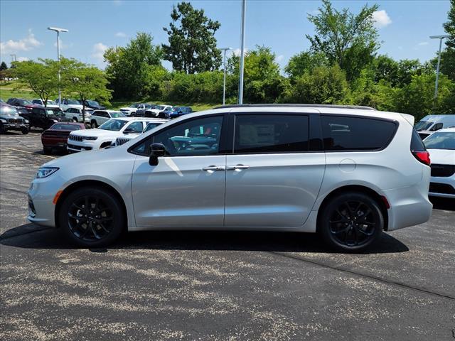 new 2024 Chrysler Pacifica car, priced at $40,283