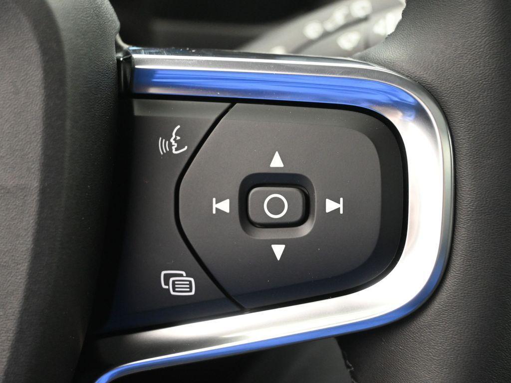 new 2025 Volvo XC40 car, priced at $45,035