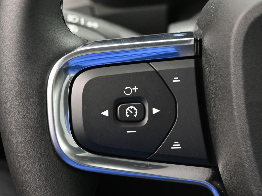 new 2025 Volvo XC40 car, priced at $45,035