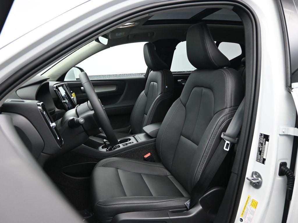 new 2025 Volvo XC40 car, priced at $45,035