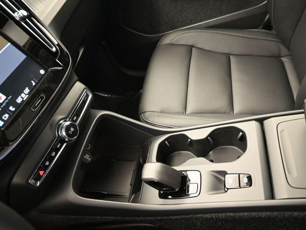 new 2025 Volvo XC40 car, priced at $45,035