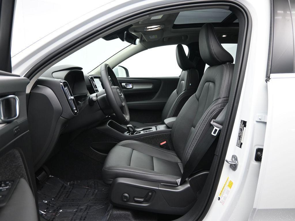 new 2025 Volvo XC40 car, priced at $45,035