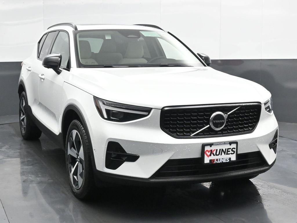 new 2025 Volvo XC40 car, priced at $45,645