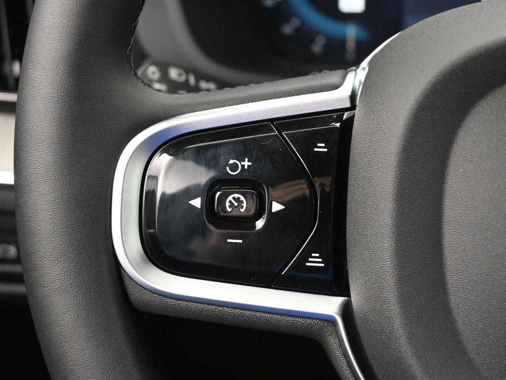 new 2025 Volvo XC60 car, priced at $52,360