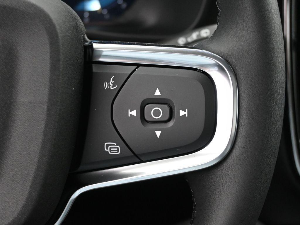 new 2025 Volvo XC40 car, priced at $45,250