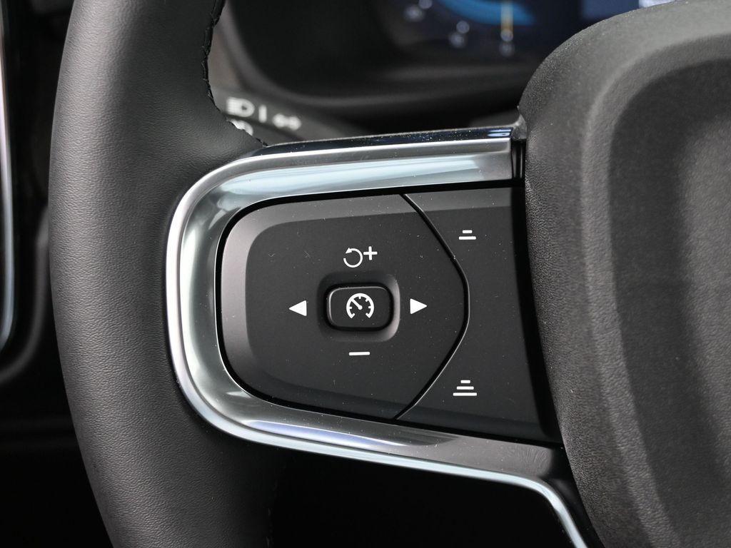 new 2025 Volvo XC40 car, priced at $45,250
