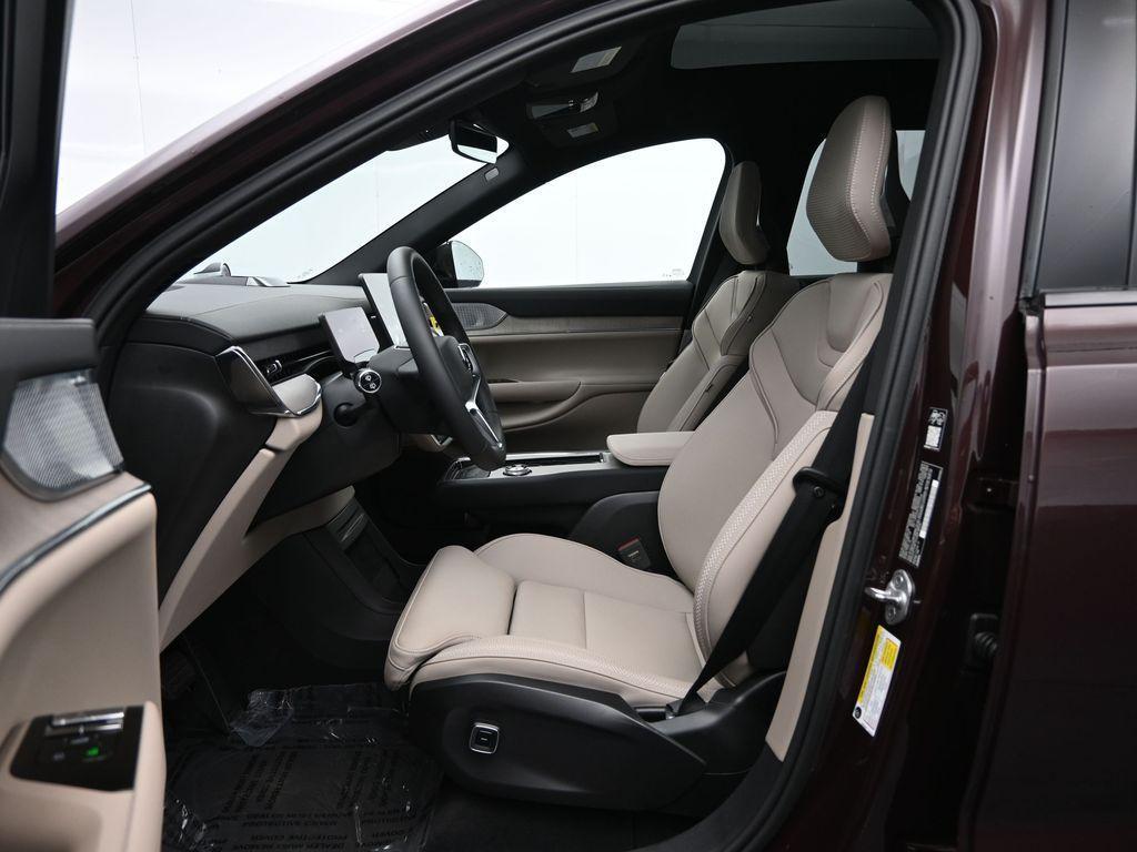 new 2025 Volvo EX90 car, priced at $92,890