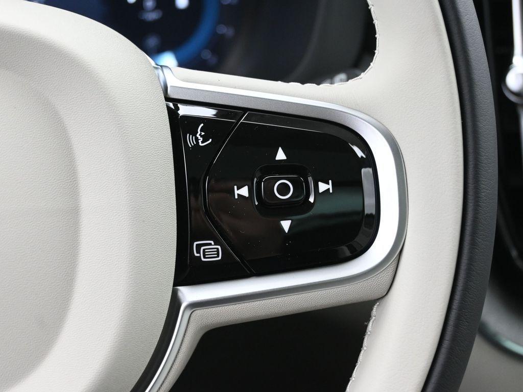 new 2025 Volvo XC60 car, priced at $60,660