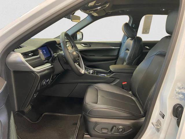 new 2025 Jeep Grand Cherokee car, priced at $46,550