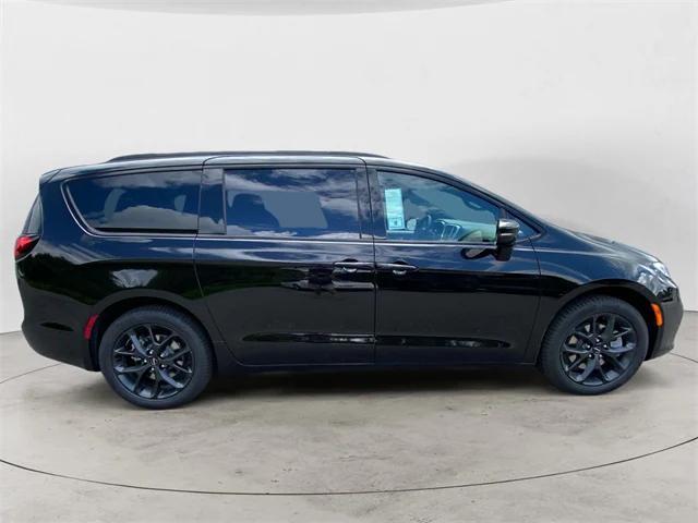 new 2024 Chrysler Pacifica car, priced at $47,078