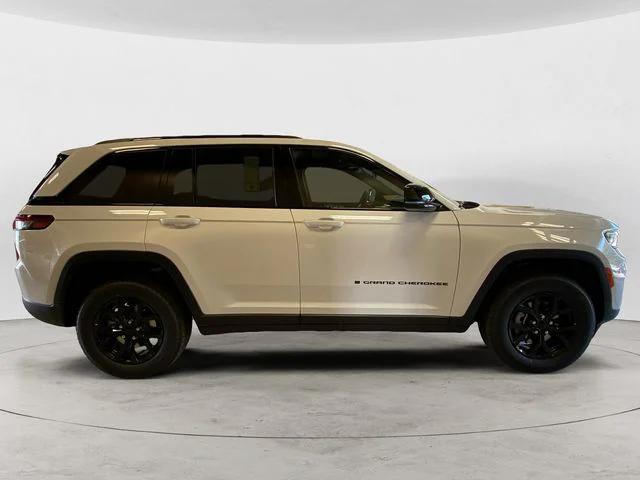 new 2025 Jeep Grand Cherokee car, priced at $43,696