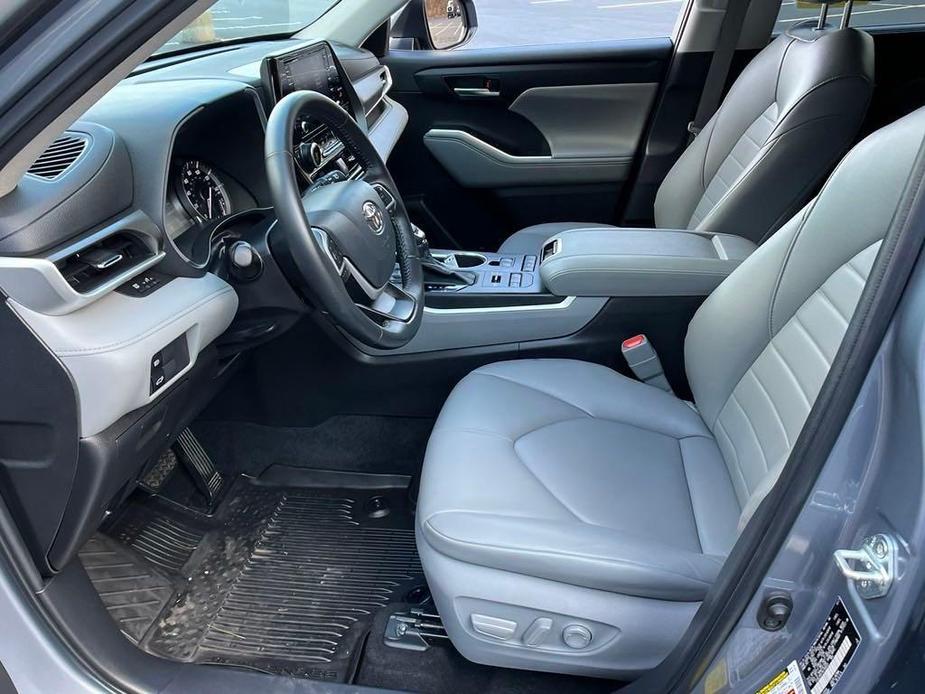 used 2022 Toyota Highlander car, priced at $38,966