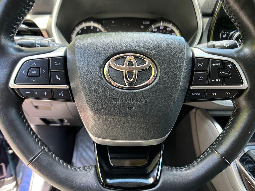 used 2022 Toyota Highlander car, priced at $38,213