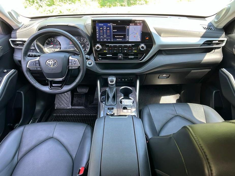 used 2021 Toyota Highlander car, priced at $39,404