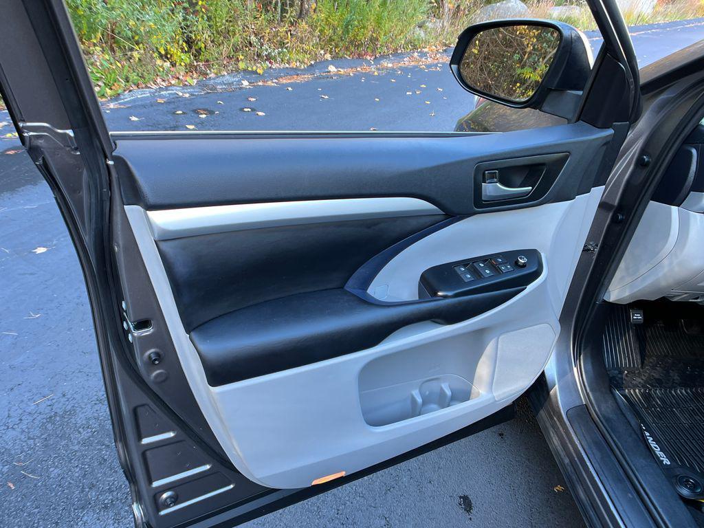 used 2019 Toyota Highlander car, priced at $26,709