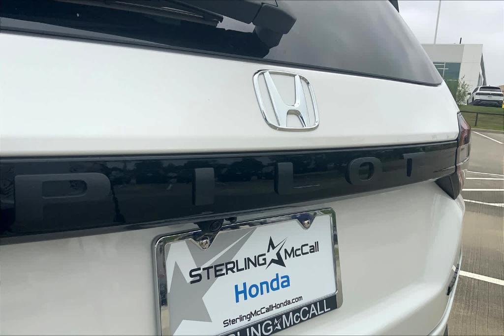 new 2025 Honda Pilot car, priced at $40,338