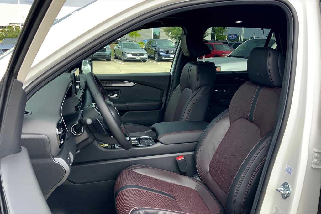 new 2025 Honda Pilot car, priced at $54,714