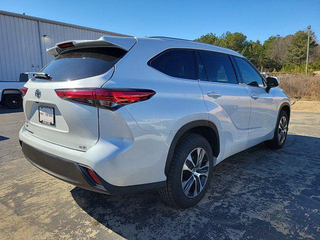 used 2022 Toyota Highlander car, priced at $35,280