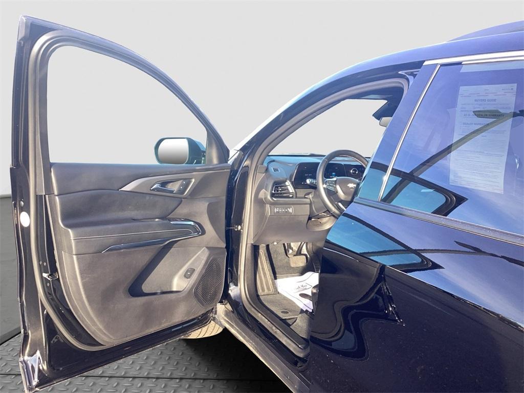 used 2025 Chevrolet Traverse car, priced at $39,250