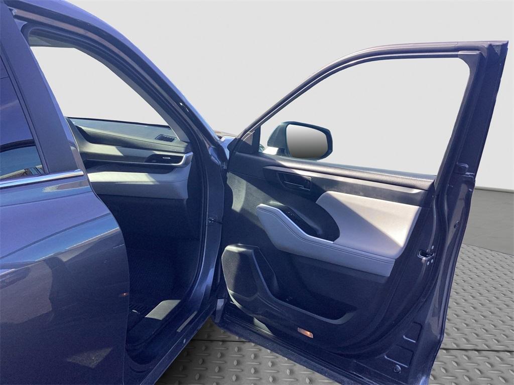 used 2023 Toyota Highlander car, priced at $29,500