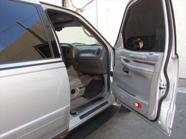 used 2000 Lincoln Navigator car, priced at $8,995