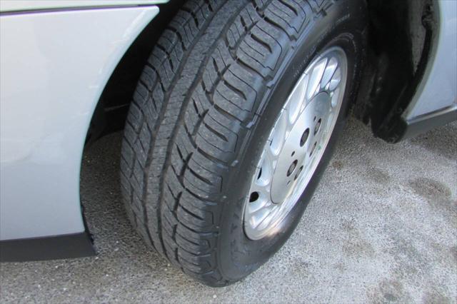 used 2000 Saturn LS car, priced at $5,995