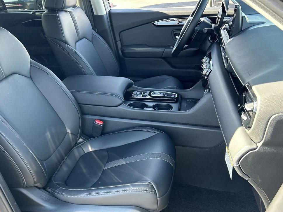 new 2025 Honda Pilot car, priced at $43,637
