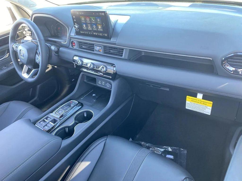 new 2025 Honda Pilot car, priced at $48,117