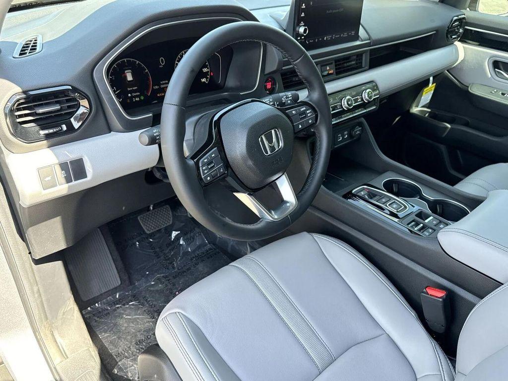 new 2025 Honda Pilot car, priced at $43,682