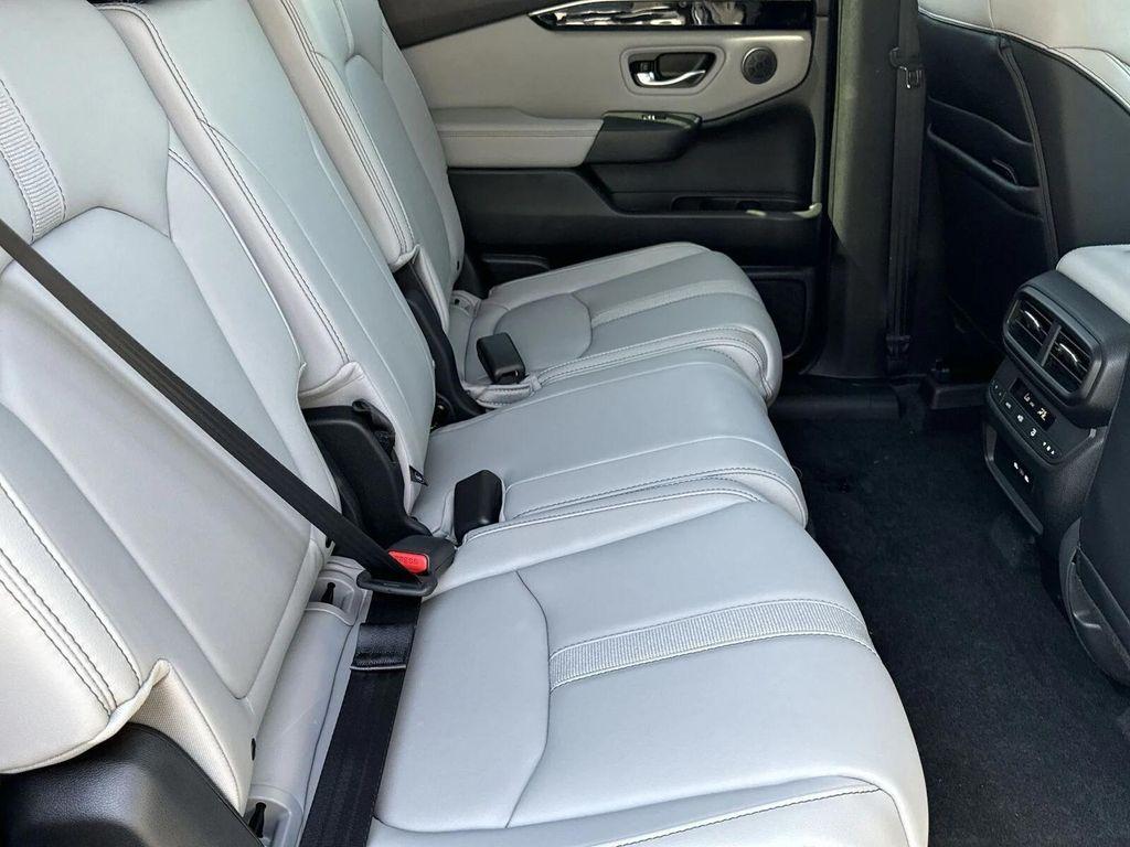 new 2025 Honda Pilot car, priced at $43,682