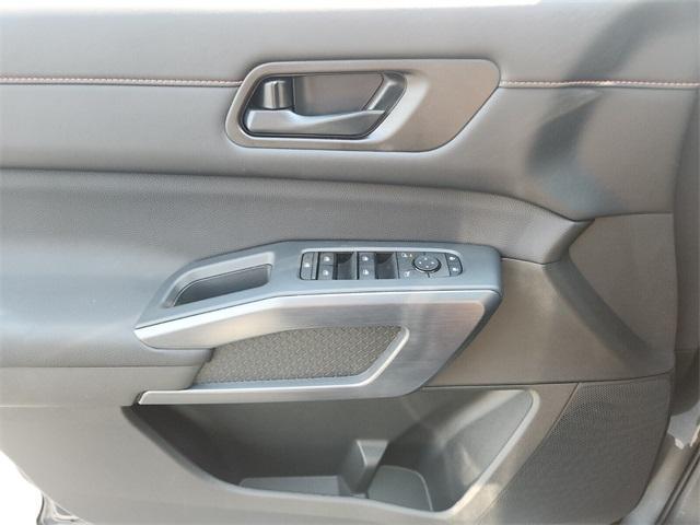 new 2025 Nissan Pathfinder car, priced at $37,952