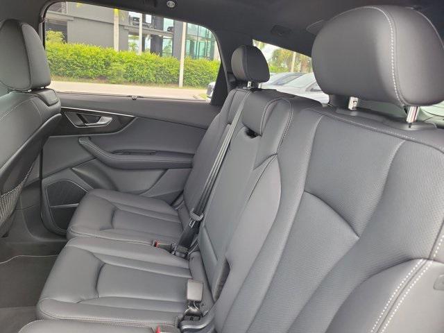 new 2025 Audi Q7 car, priced at $75,965