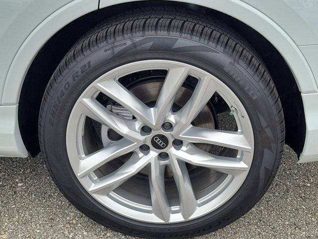 new 2025 Audi Q7 car, priced at $75,965