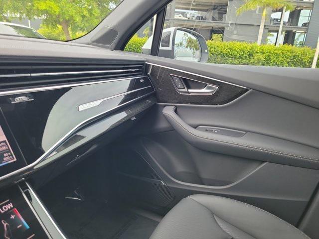 new 2025 Audi Q7 car, priced at $75,965