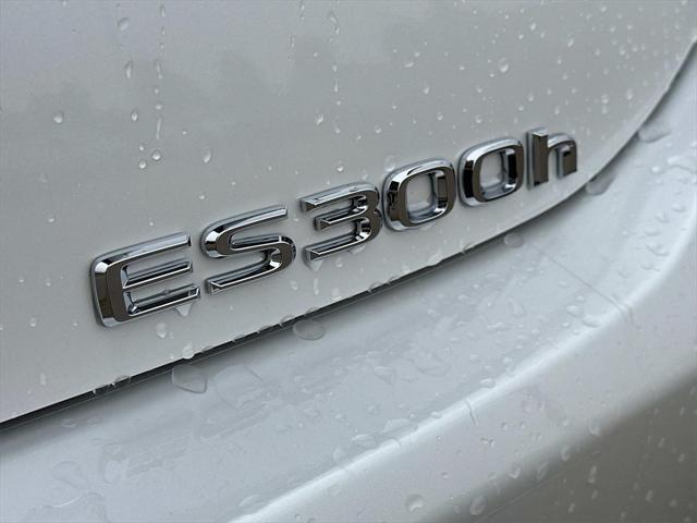 new 2025 Lexus ES 300h car, priced at $46,748