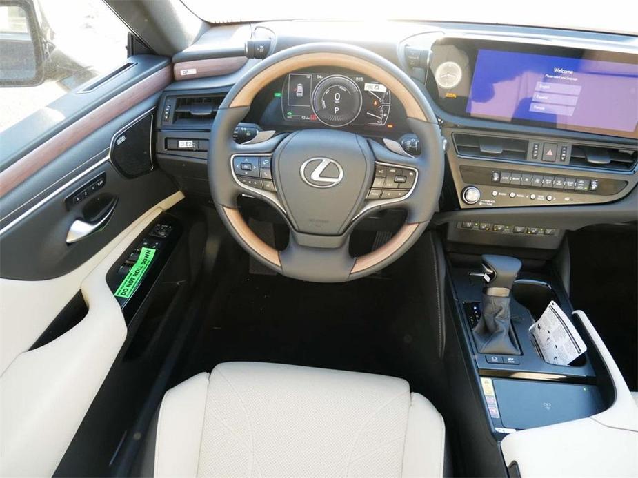 new 2025 Lexus ES 300h car, priced at $54,001