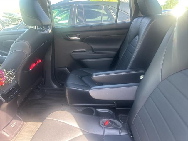 used 2022 Toyota Highlander car, priced at $37,999