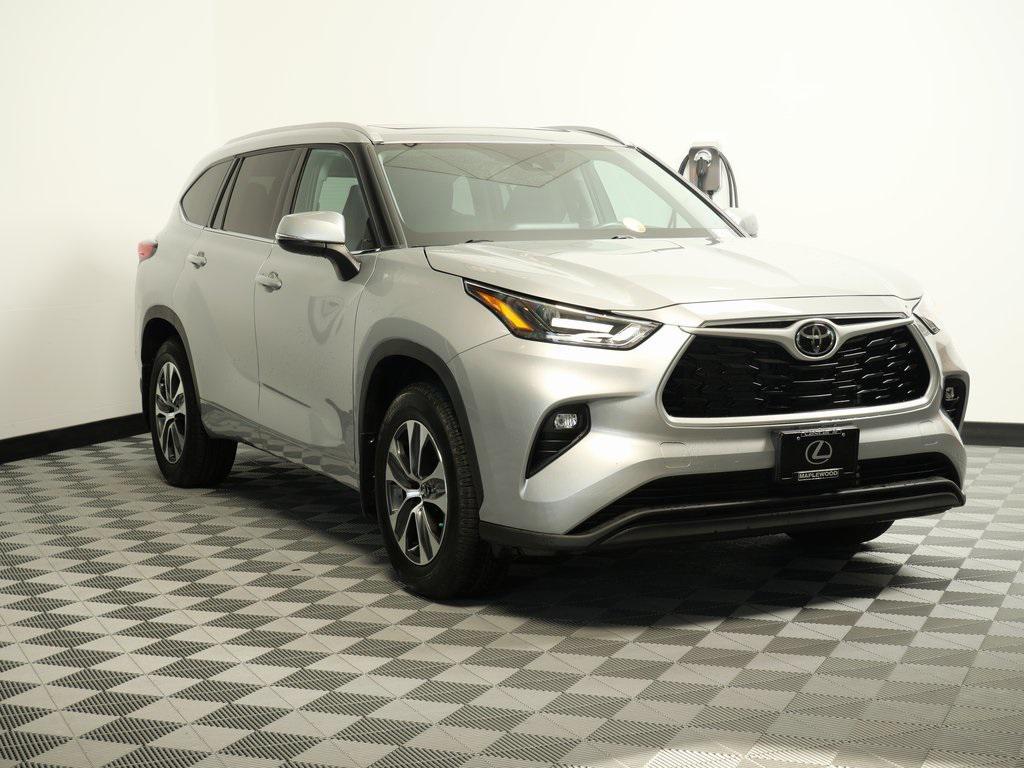 used 2022 Toyota Highlander car, priced at $36,999