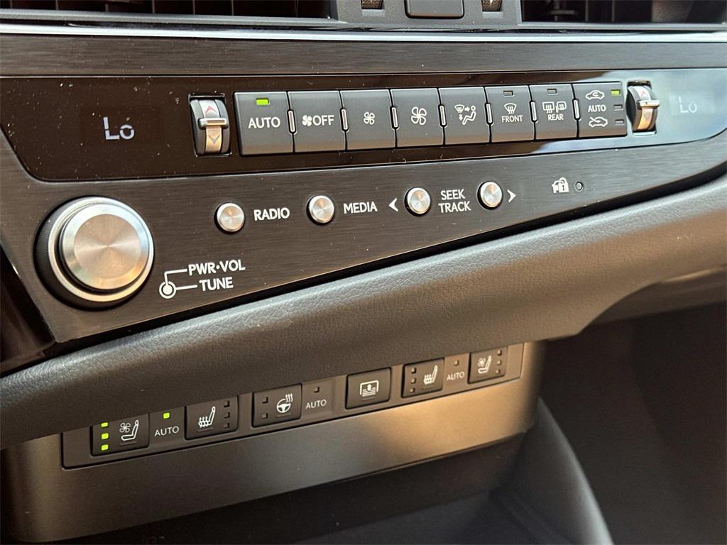 new 2025 Lexus ES 300h car, priced at $50,424