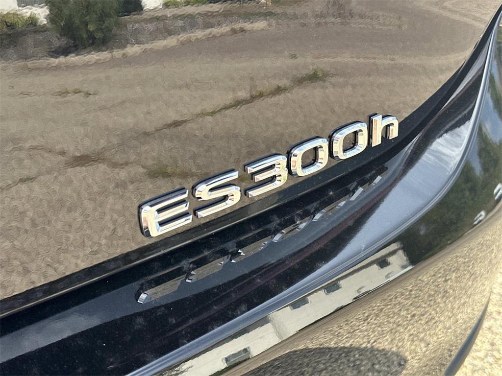 new 2025 Lexus ES 300h car, priced at $50,424