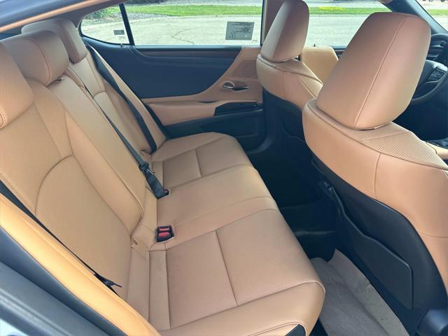 new 2025 Lexus ES 300h car, priced at $48,563