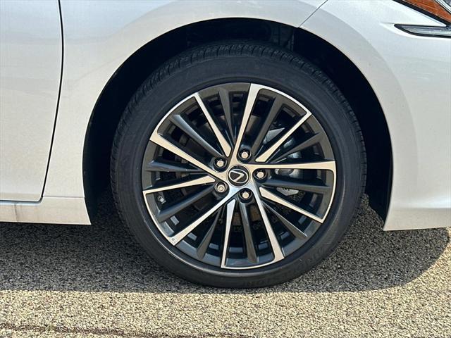 new 2025 Lexus ES 300h car, priced at $48,563