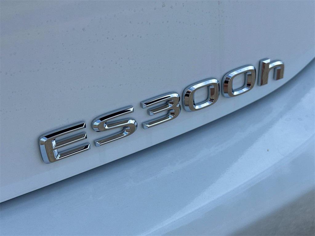 new 2025 Lexus ES 300h car, priced at $49,357