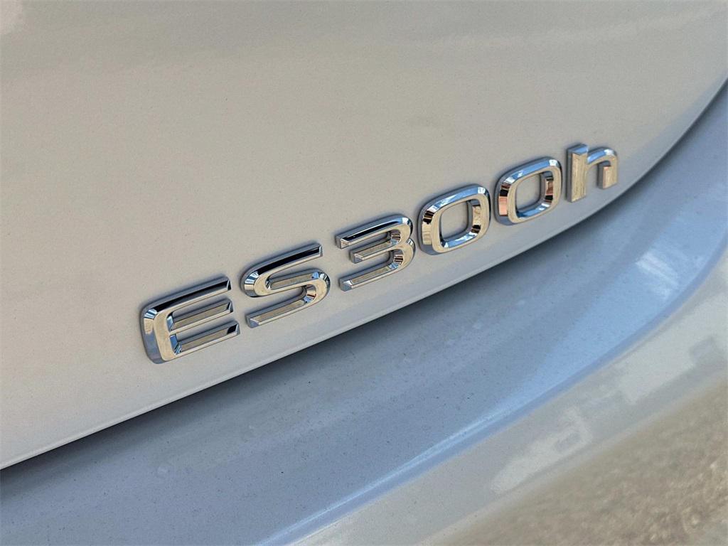 new 2025 Lexus ES 300h car, priced at $48,053