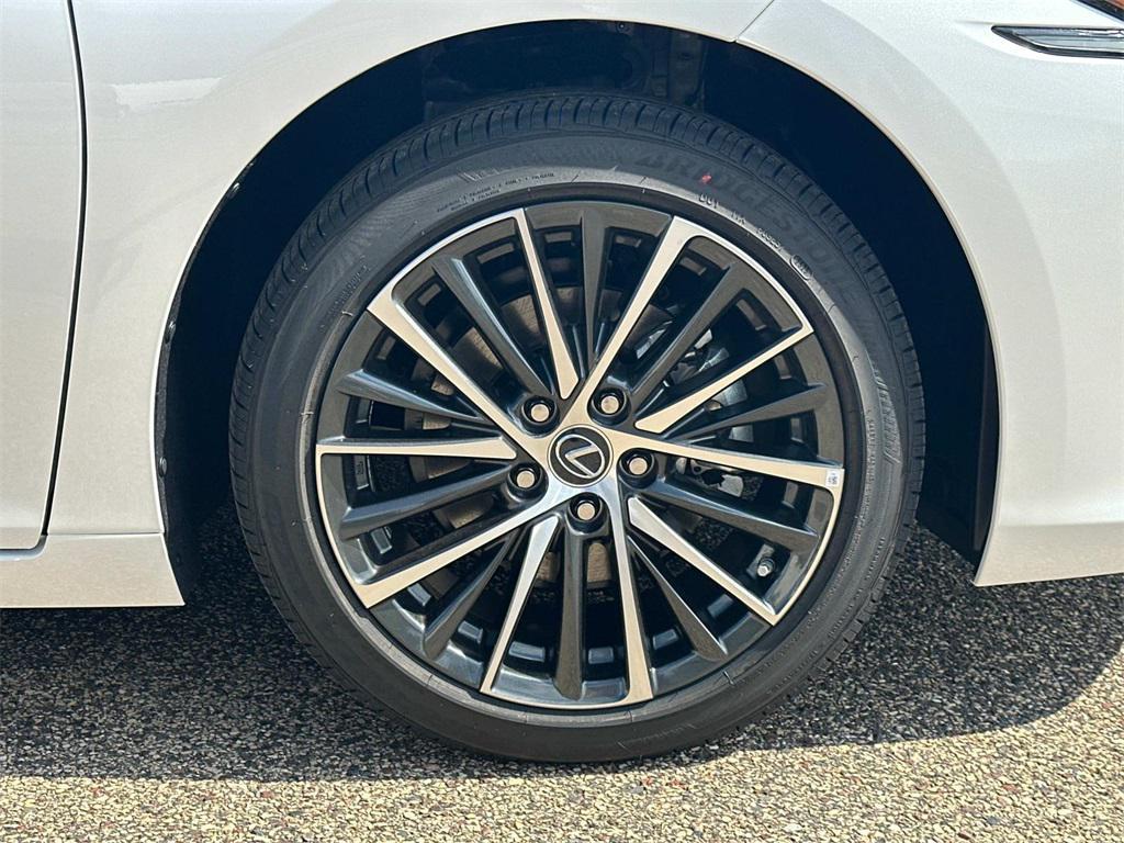 new 2025 Lexus ES 300h car, priced at $48,053