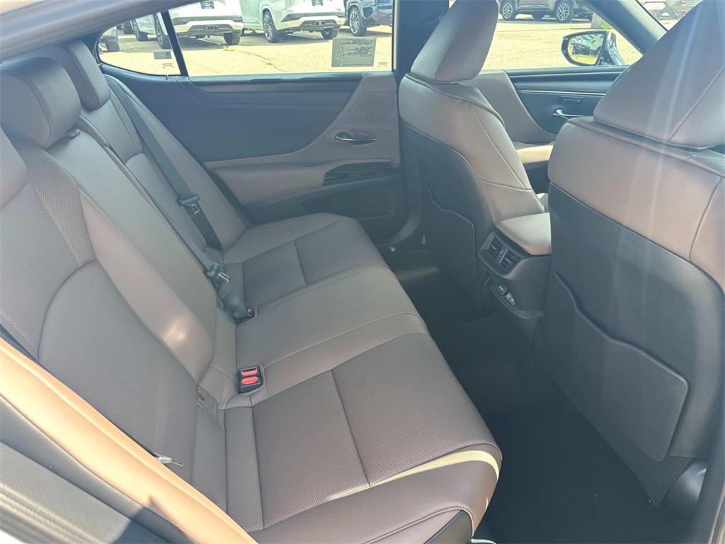new 2025 Lexus ES 300h car, priced at $48,053