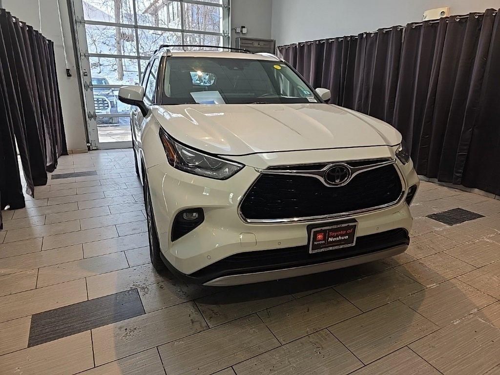 used 2021 Toyota Highlander car, priced at $34,400